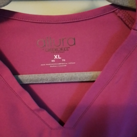 Scrub top - Picture 2 of 3